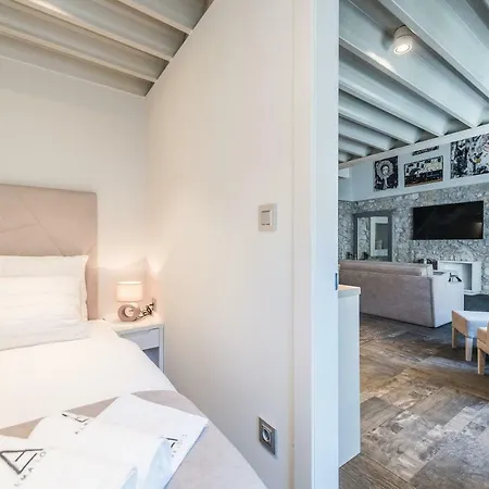 Alma Lofts 아파트 자다르